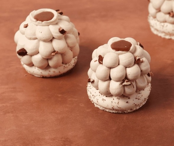 Pâtisserie Pécan Vanille avec meringue à la noix de pécan, crémeux vanille de Madagascar et chantilly pécan