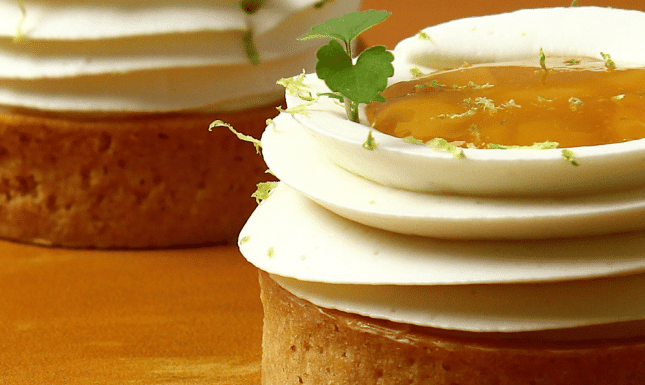 Pâtisserie Punta Cana à la mangue, passion et noix de coco, composée d'un crémeux exotique et d'une chantilly coco