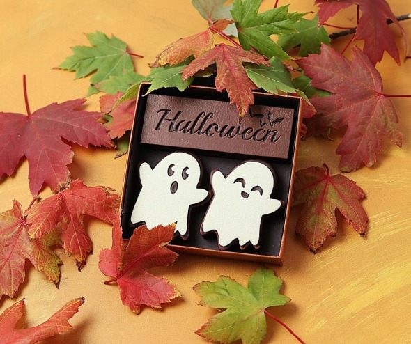 Bouchée Halloween au praliné amande croustillant accompagnée de deux fantômes en guimauve vanille enrobés de chocolat noir.