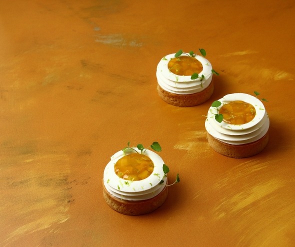 Tartelette Punta Cana à la mangue, au fruit de la passion et à la noix de coco, avec une chantilly coco.