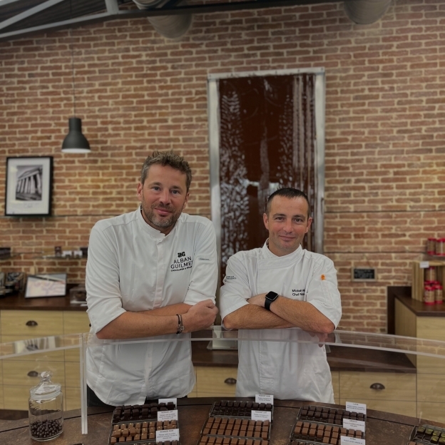 Une histoire professionnelle qui dure depuis près de 20 ans !✨  D’un côté, Alban Guilmet, chef d’entreprise. De l’autre son bras droit, Mickaël Rioult, chef exécutif.  Deux rôles, deux personnalités, mais une belle histoire professionnelle construite au fil des années, des projets, des créations et de nombreux moments partagés !  #albanguilmet #pâtisserie #chocolaterie #caen #normandie
