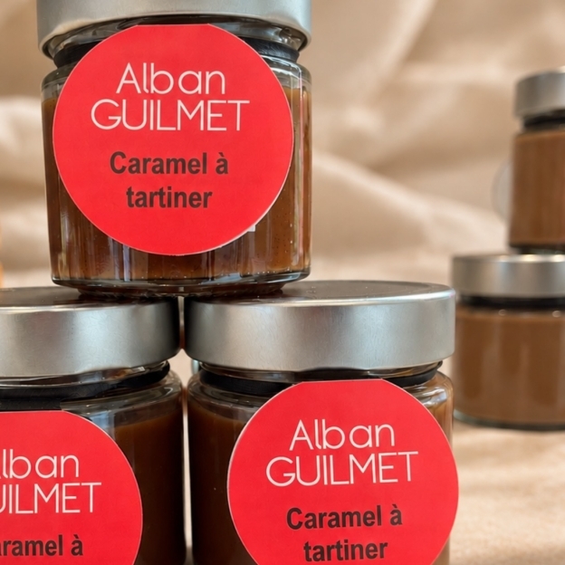 Le goûter commence ici !✨  Notre caramel à tartiner, à déguster sans modération.   À retrouver dans nos boutiques !  #albanguilmet #caramel #normandie #caen   Onctueux, fondant, généreusement gourmand ✨  Et pourquoi pas sur une brioche ?✨