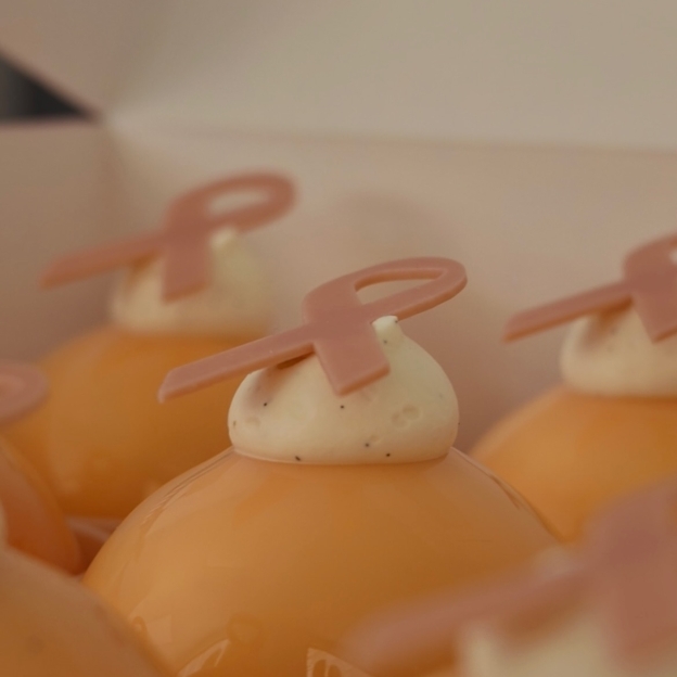Notre Trésor des Îles voit la vie en rose ! 🎀  À l’occasion d’Octobre Rose, notre pâtisserie signature s’est parée de rose pour une création sur mesure, réalisée spécialement pour un projet d’entreprise.   Une création unique qui illustre notre savoir-faire et les possibilités de personnalisation sur demande.  Cette version personnalisée n’est pas disponible en boutique.  #octobrerose #caen #albanguilmet #patisseriepersonnalisée #savoir_faire