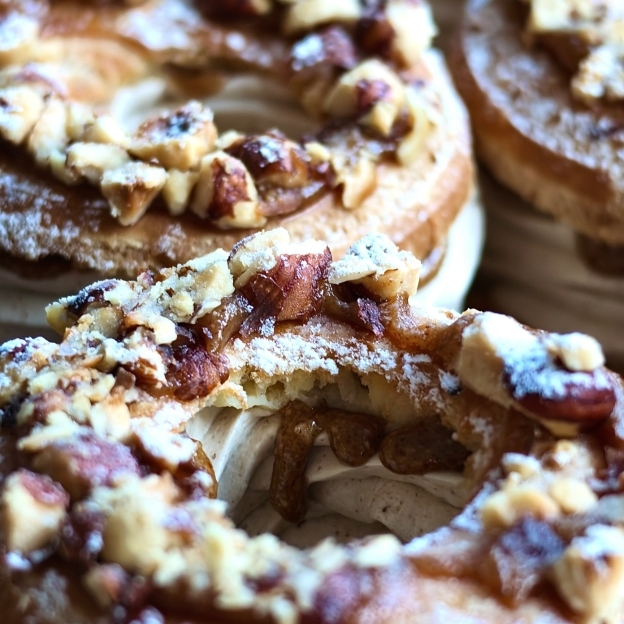 Ils sont de retour ✨ Le Paris-Brest fais son grand retour dans notre gamme Automne-Hiver ! Une pâtisserie généreuse, gourmande avec ce petit goût de praliné qui nous fais toujours craquer….  #albanguilmet #parisserie #normandie #caen #patisserieartisanale   Envie de découvrir ou redécouvrir notre Paris-Brest ?