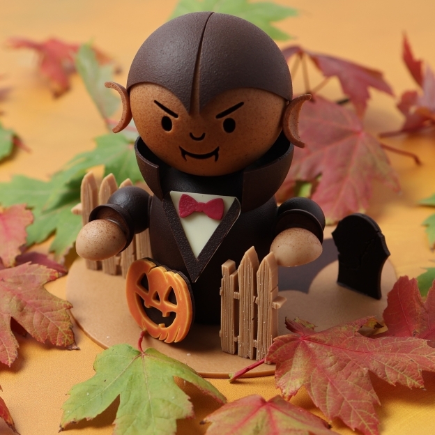 Halloween prend une délicieuse tournure chez Alban Guilmet…  Pour l’occasion, Dracula se dévoile dans une création tout en chocolat, imaginée pour faire frissonner les gourmands. ✨  À découvrir dès maintenant dans nos boutiques !  #AlbanGuilmet #HalloweenGourmand #ChocolatArtisanal #Dracula #Caen