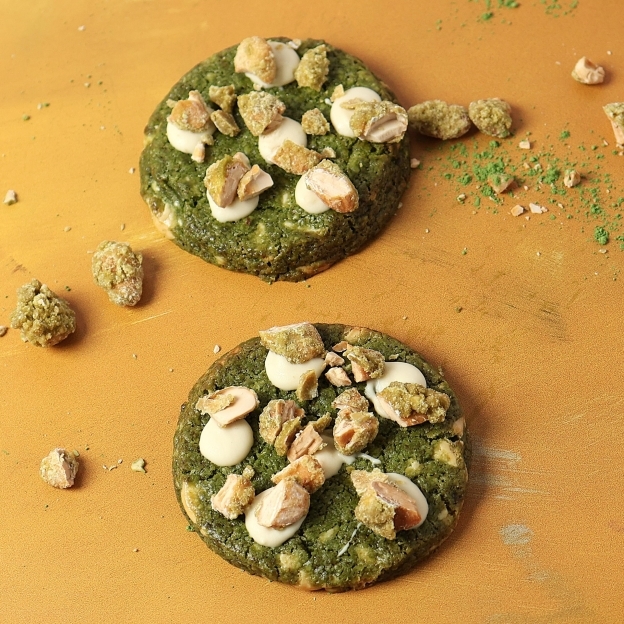Avez-vous déjà goûté à notre cookie au matcha ? ✨  Une jolie touche de couleurs s’invite dans nos cookies avec les notes végétales et raffiné du matcha et une texture généreusement gourmande… Le tout dans une création vegan ! 🌱   #caen #albanguilmet #cookievegan #matcha